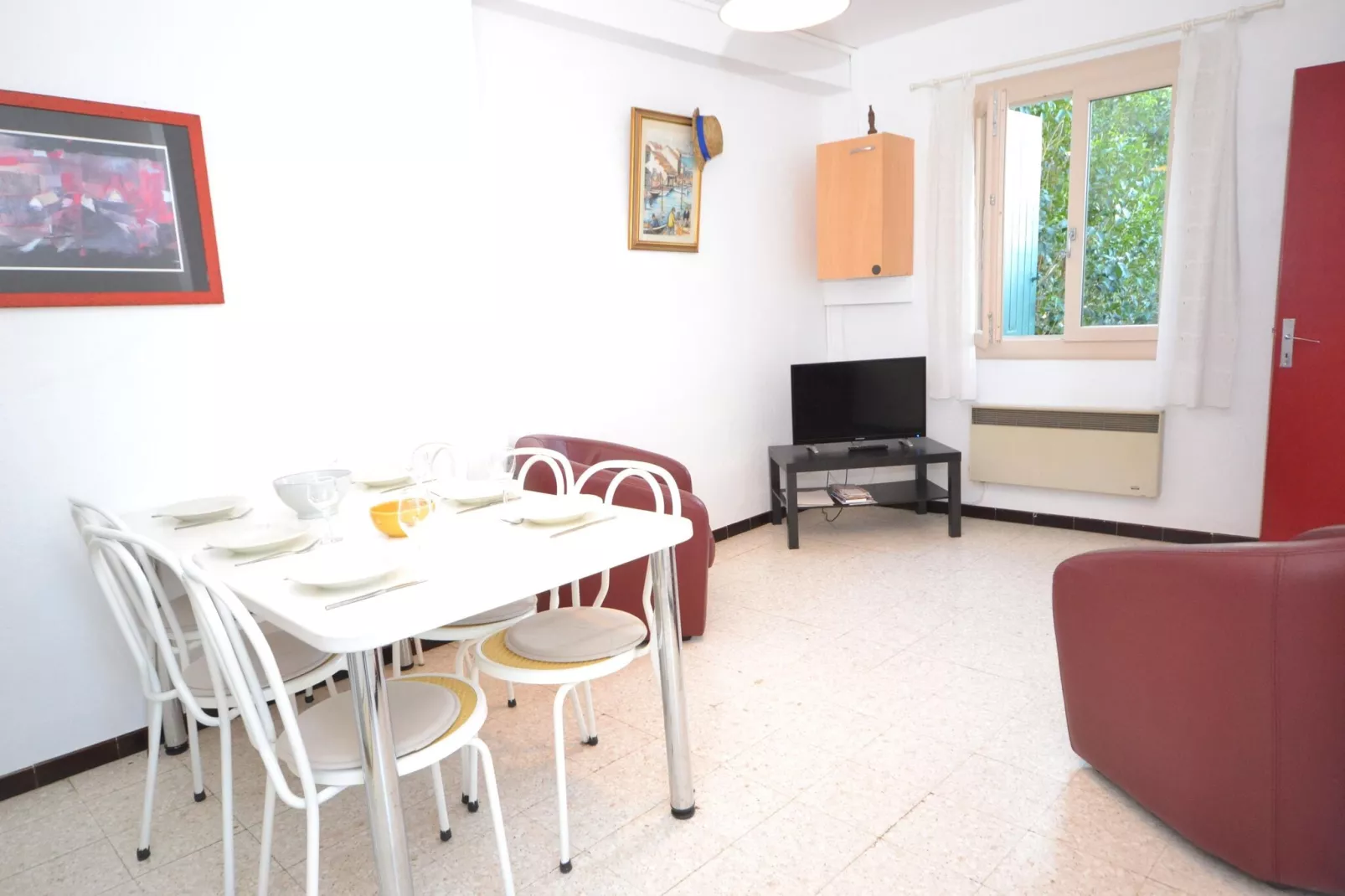 Le trois chambres-Dining room