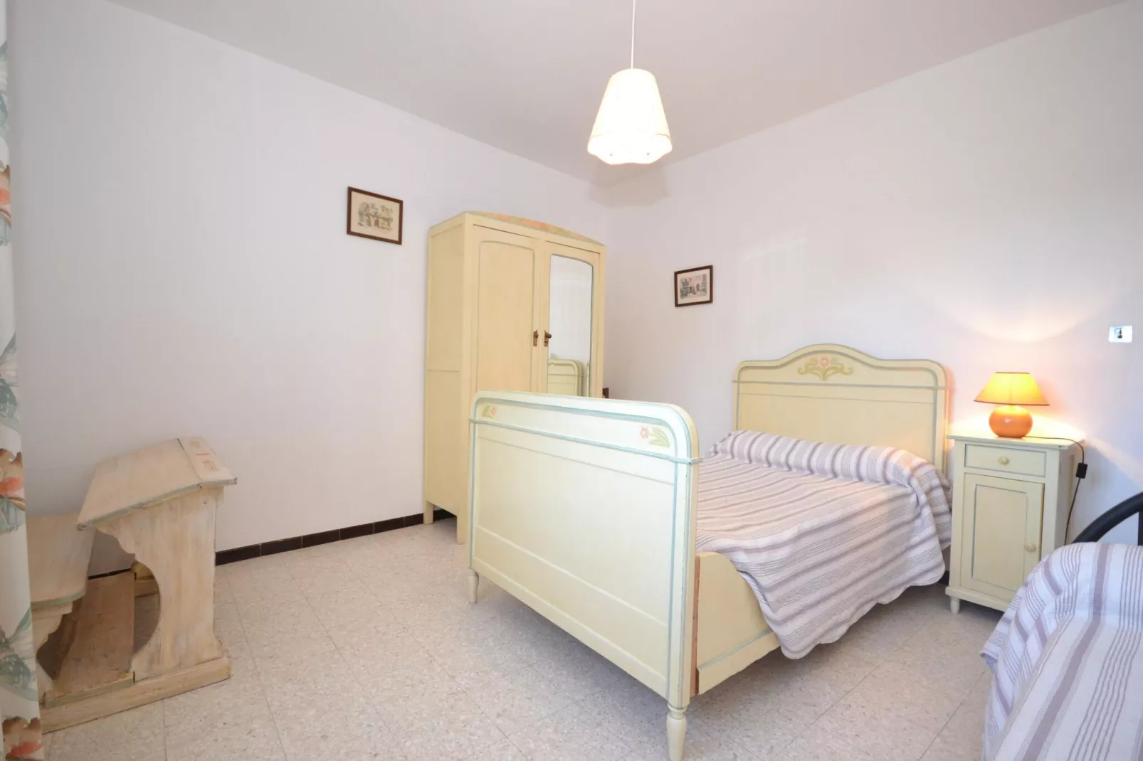 Le trois chambres-Bedroom