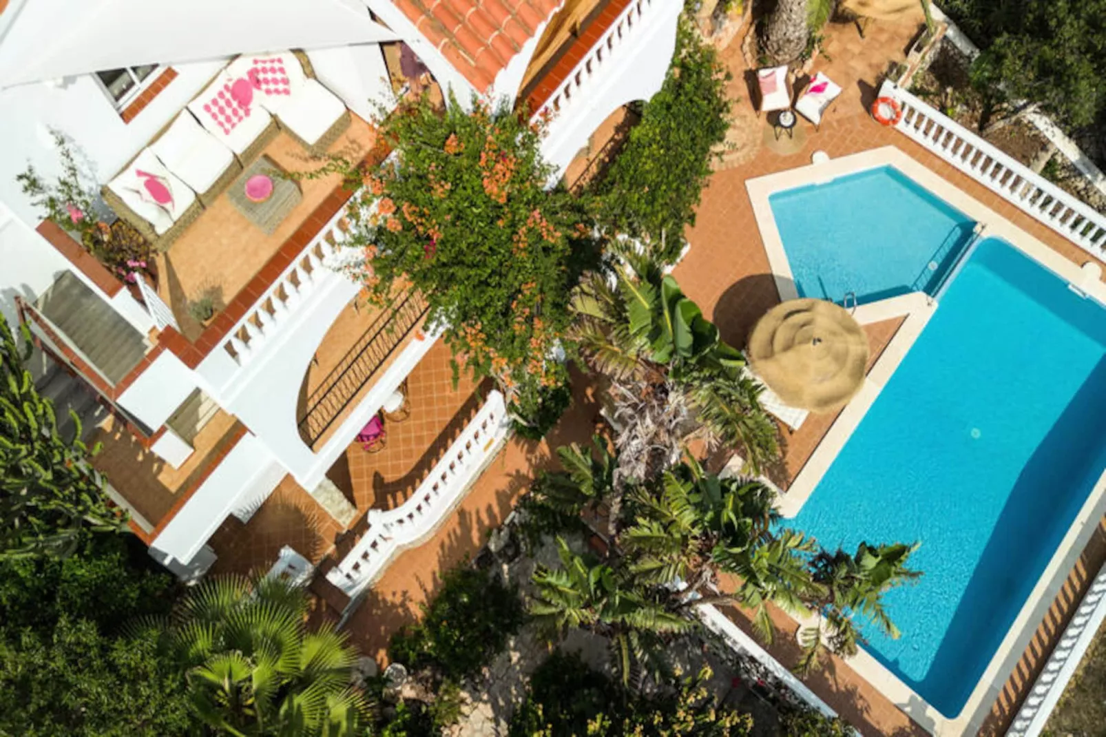 Maison à Son Bou-Image-tags.