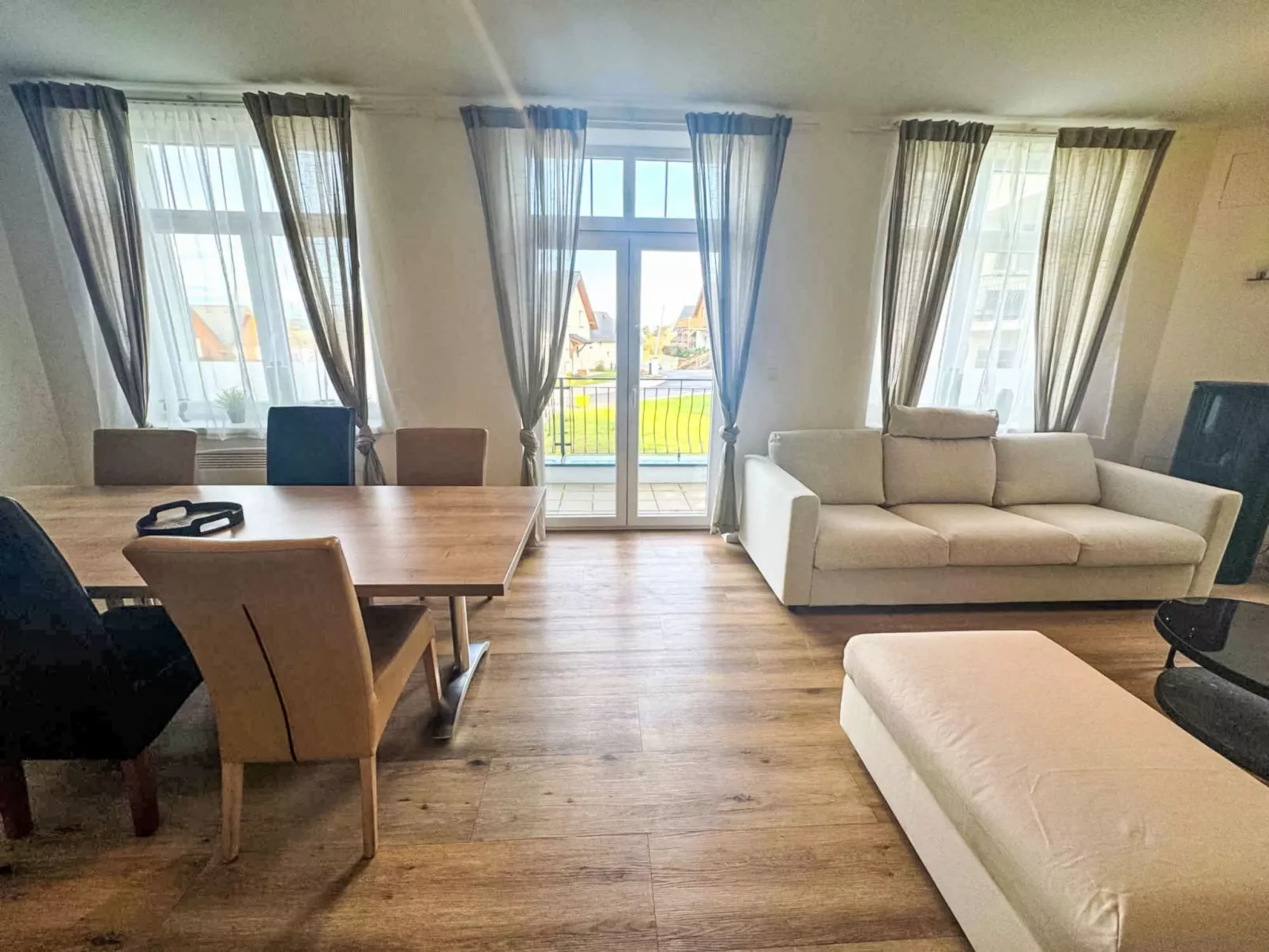 Lakeside Village 18 - Dedans