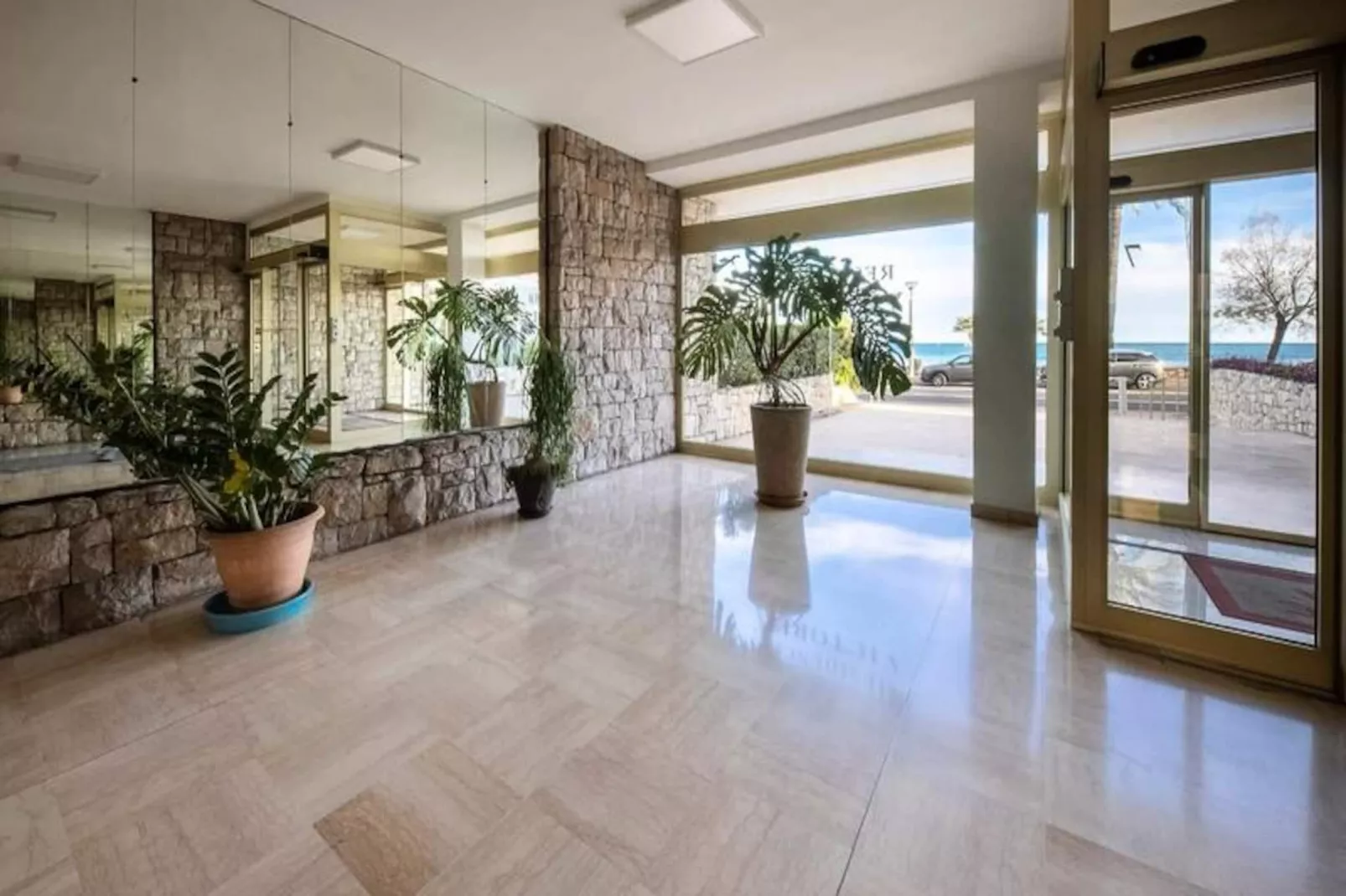 06b - Beau 2 Pi&egrave;ces R&eacute;nov&eacute; Avec Terrasse Vue Mer-Image-tags.