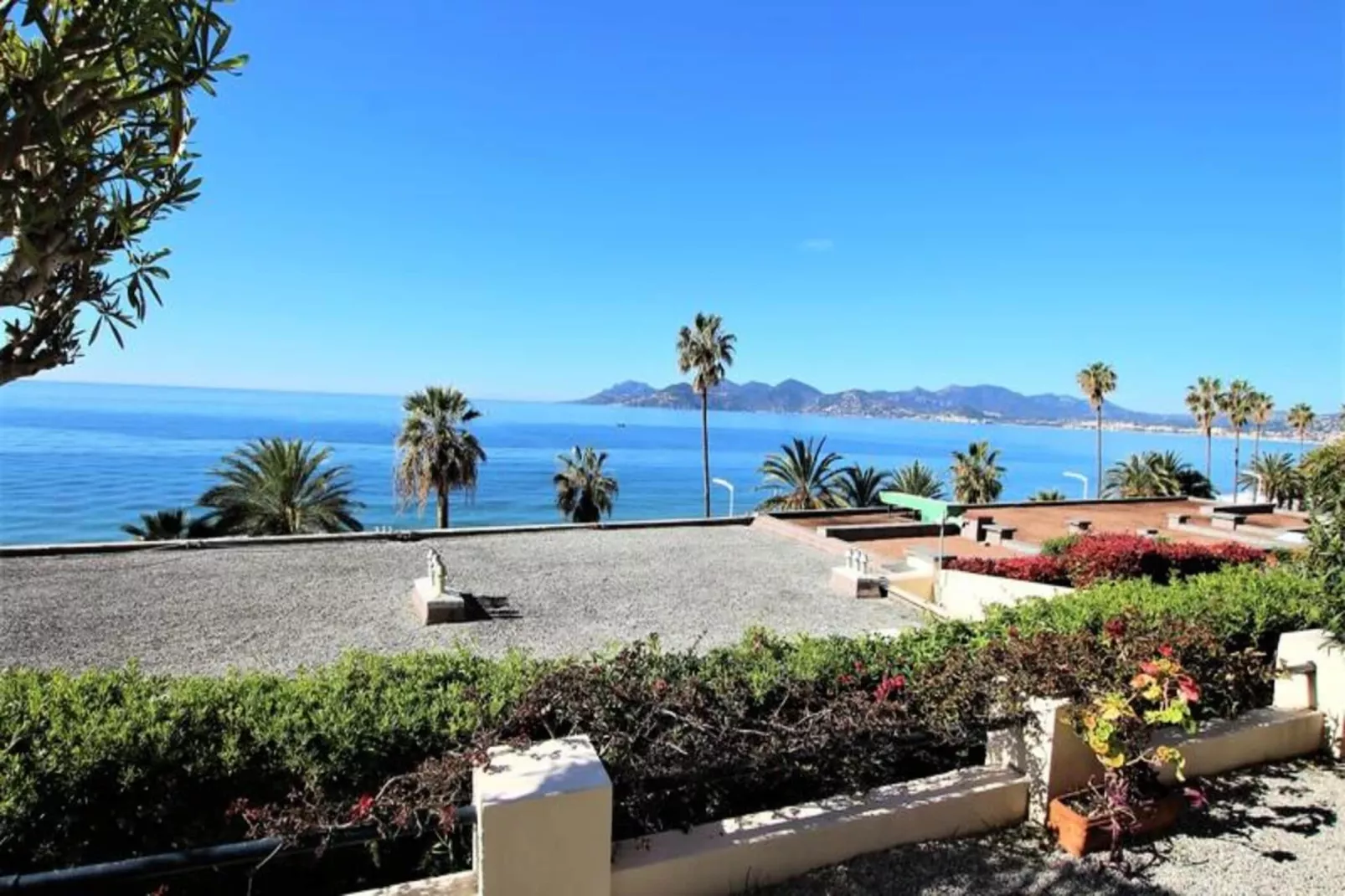 Résidence Appartement 145 M2 Face &agrave; La Mer / Acc&egrave;s Priv&eacute; &agrave; La Mer-Exterior in summer