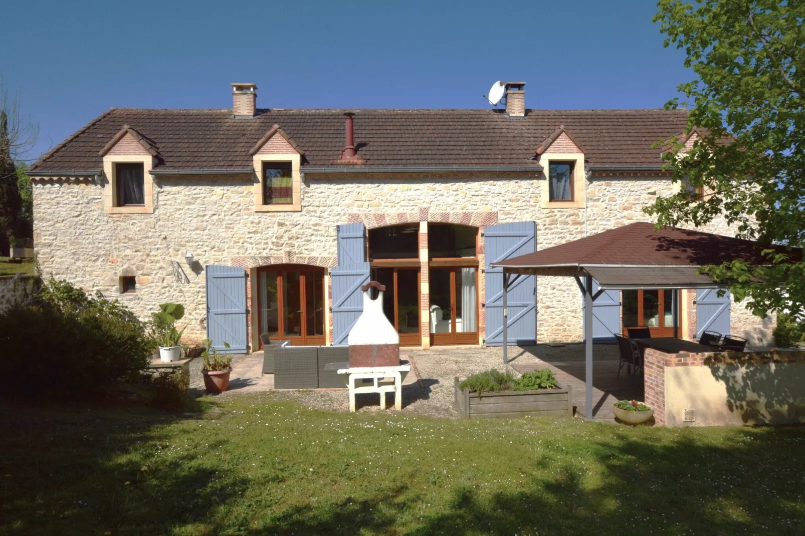 La Pouzaque-Exterior summer