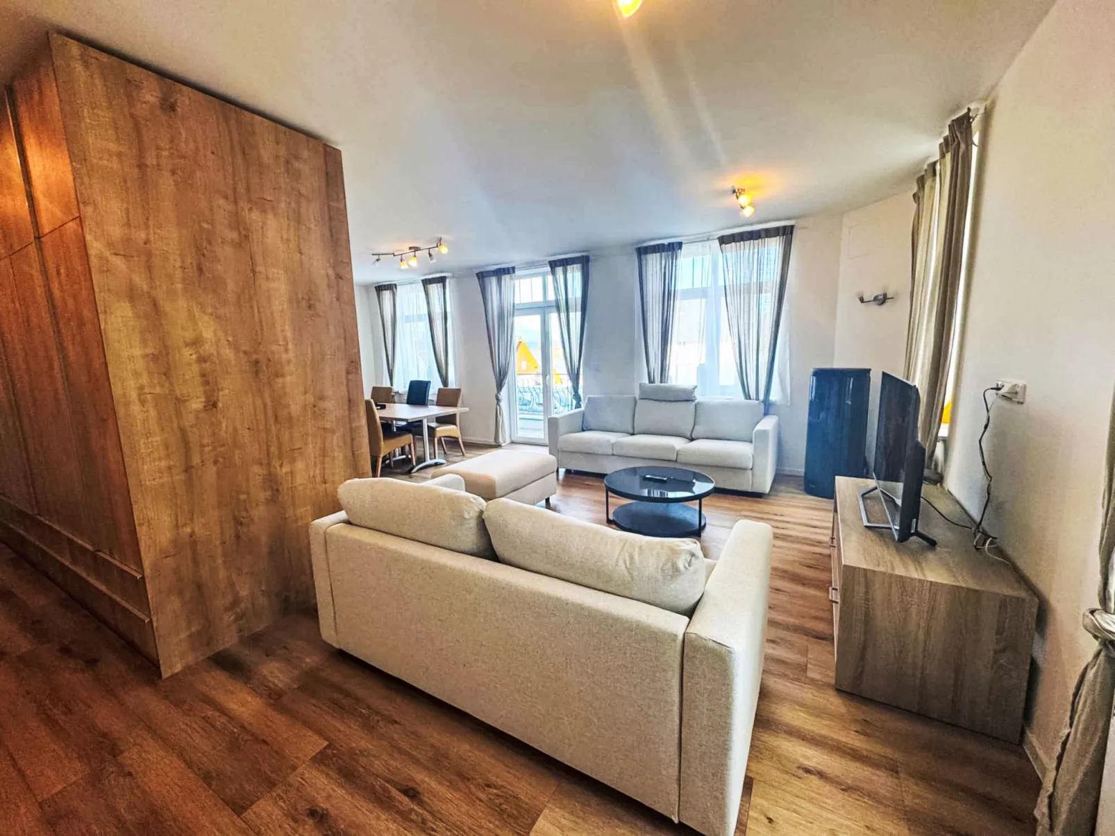 Lakeside Village 18 - Dedans