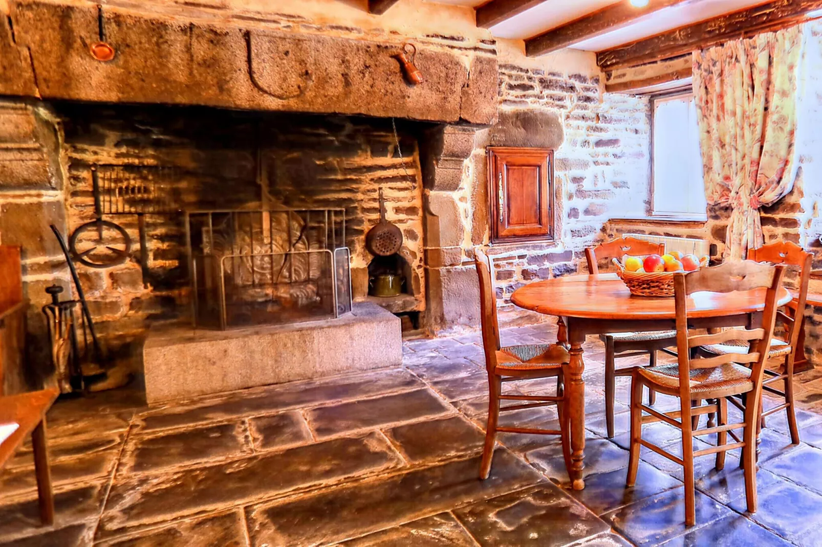 Maison de vacances Montaigu les Bois-Dining room