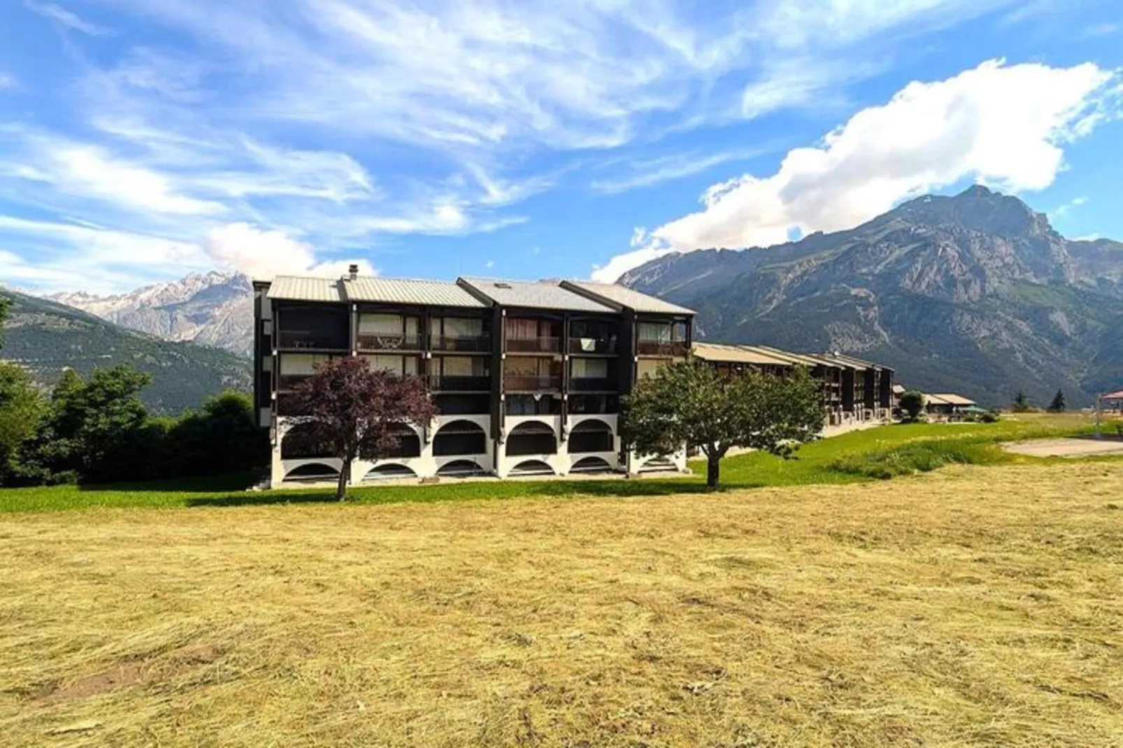 Résidence Les Prés - Exterior in summer