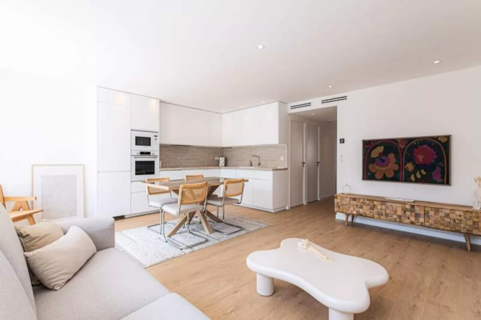 Sublime Fully Renovated 2 Bedroom Apartment In Center Of Cannes-Image-tags.