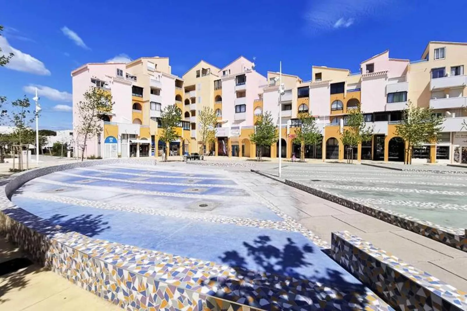 Résidence Les Arenes-Exterior in summer