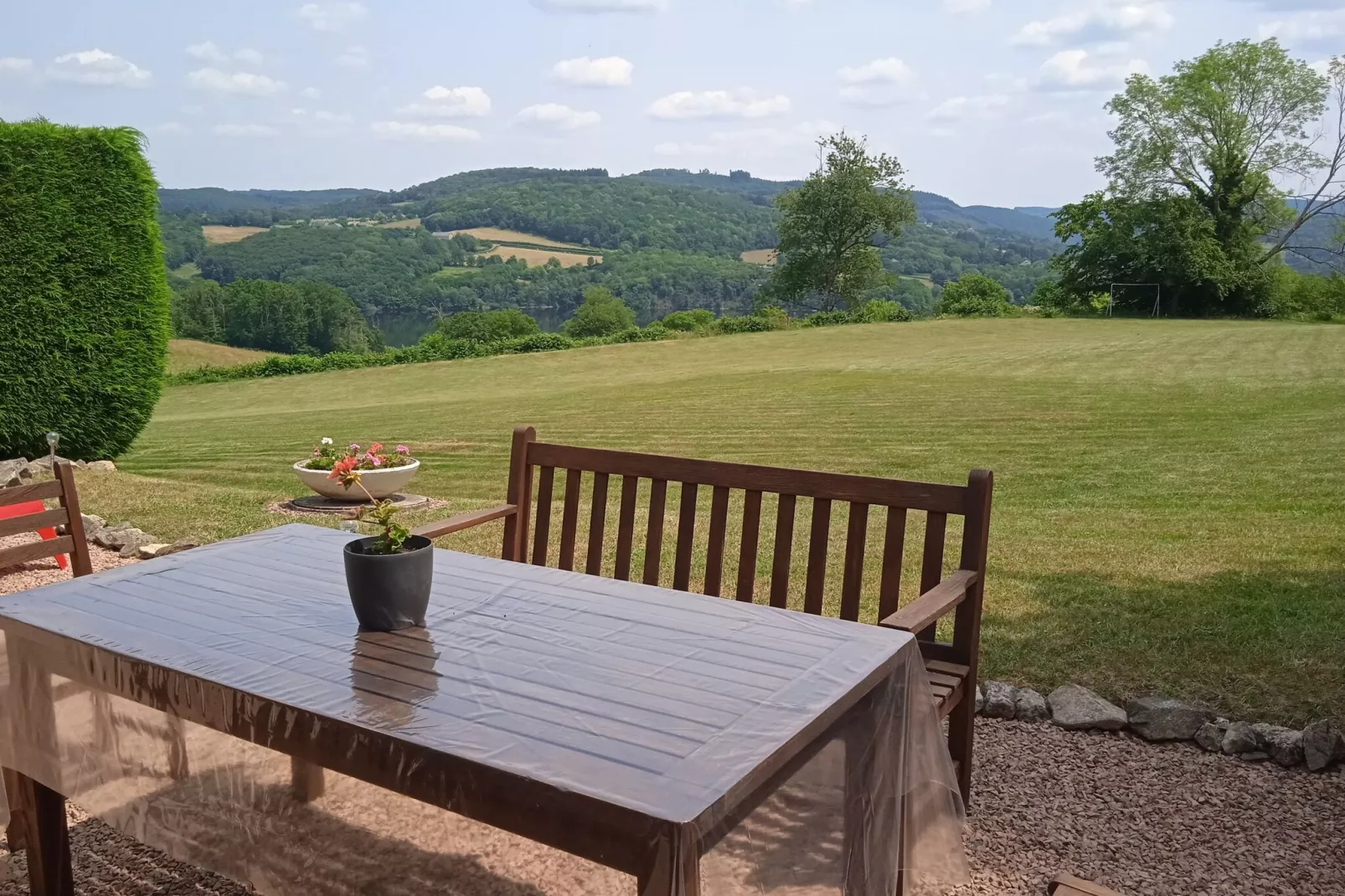 Vue de Pannecière-Exterior summer