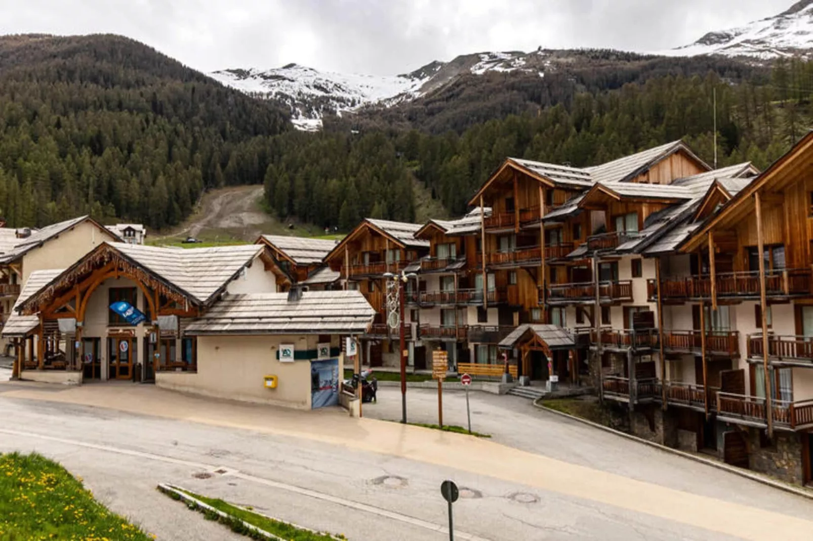 Résidence Le Balcon Des Airelles-Exterior in winter