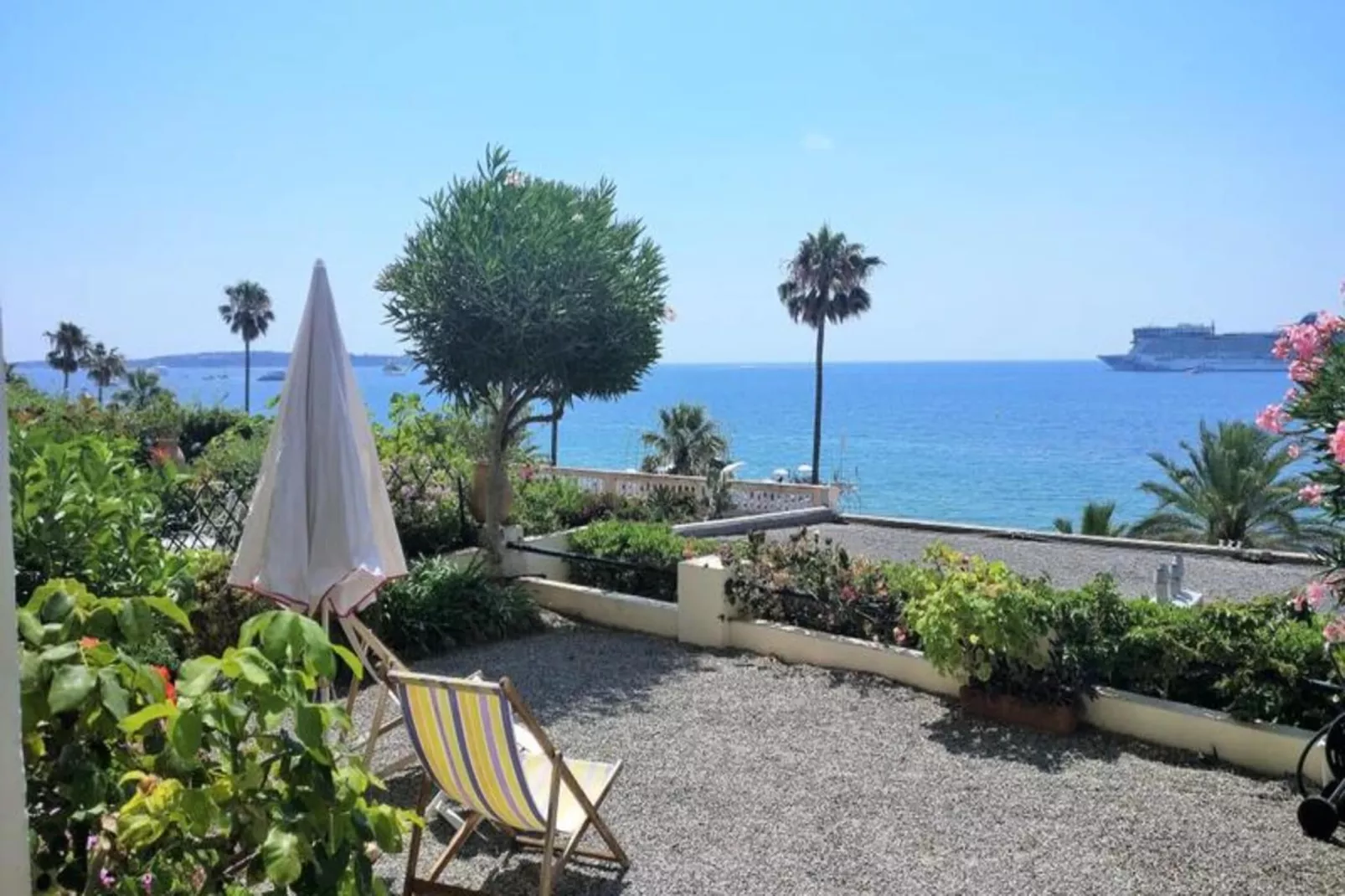 Résidence Appartement 145 M2 Face &agrave; La Mer / Acc&egrave;s Priv&eacute; &agrave; La Mer-Exterior in summer