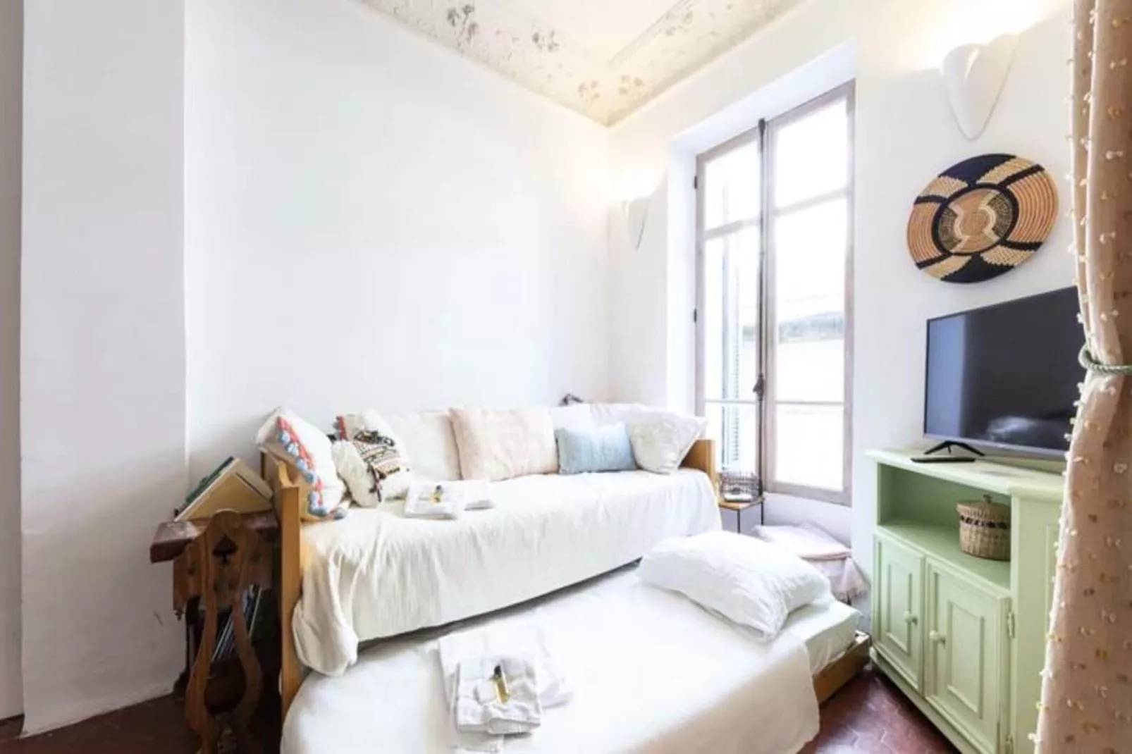 Résidence Bnb Renting Grand Studio Au C&oelig;ur De Cannes, Quartier De La Vieille Ville !-Exterior in summer