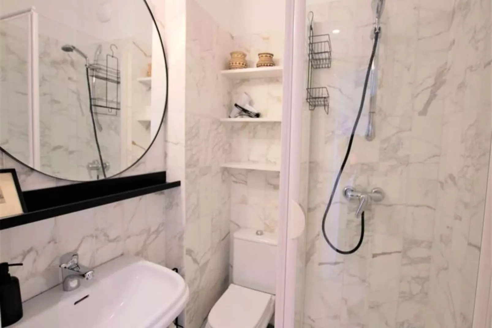 Résidence Appartement Rénové Avec 2 Chambres & Salle De Bain à La Décoration Raffinée-Salle de loisirs