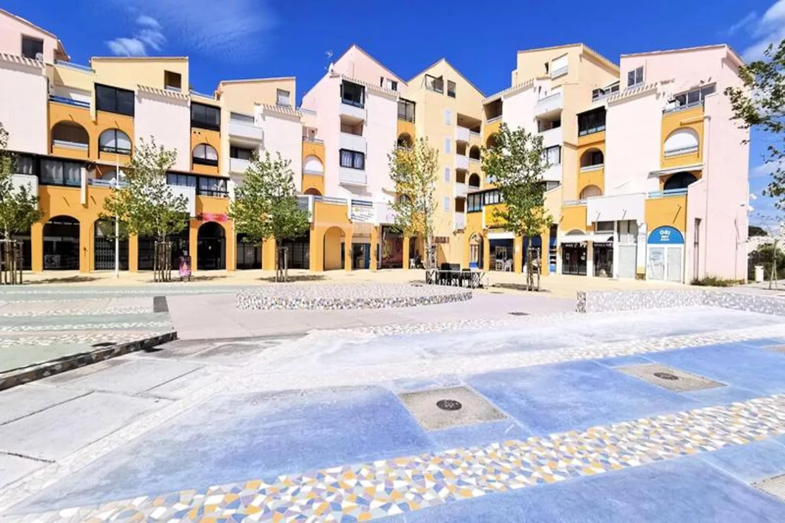 Résidence Les Arenes-Exterior in summer