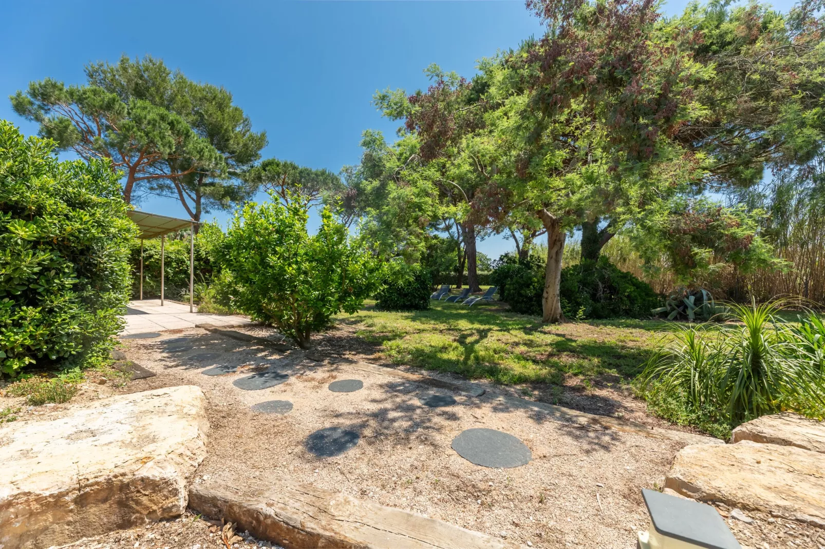 Romarins-Gardens summer