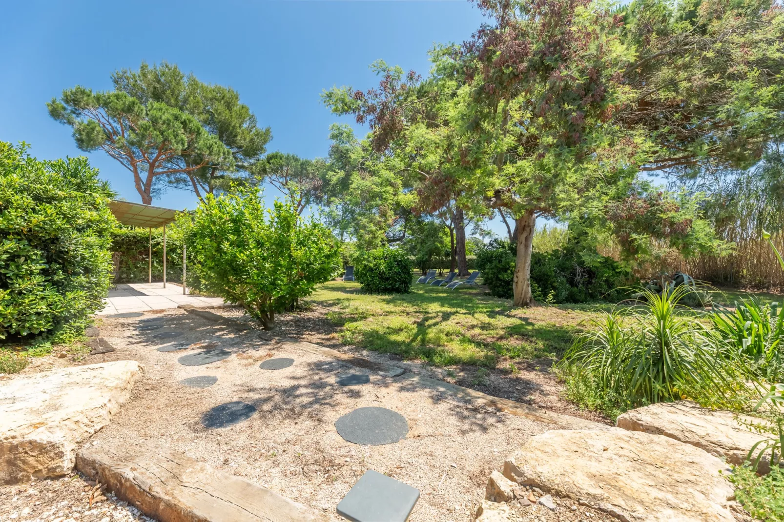 Romarins-Gardens summer