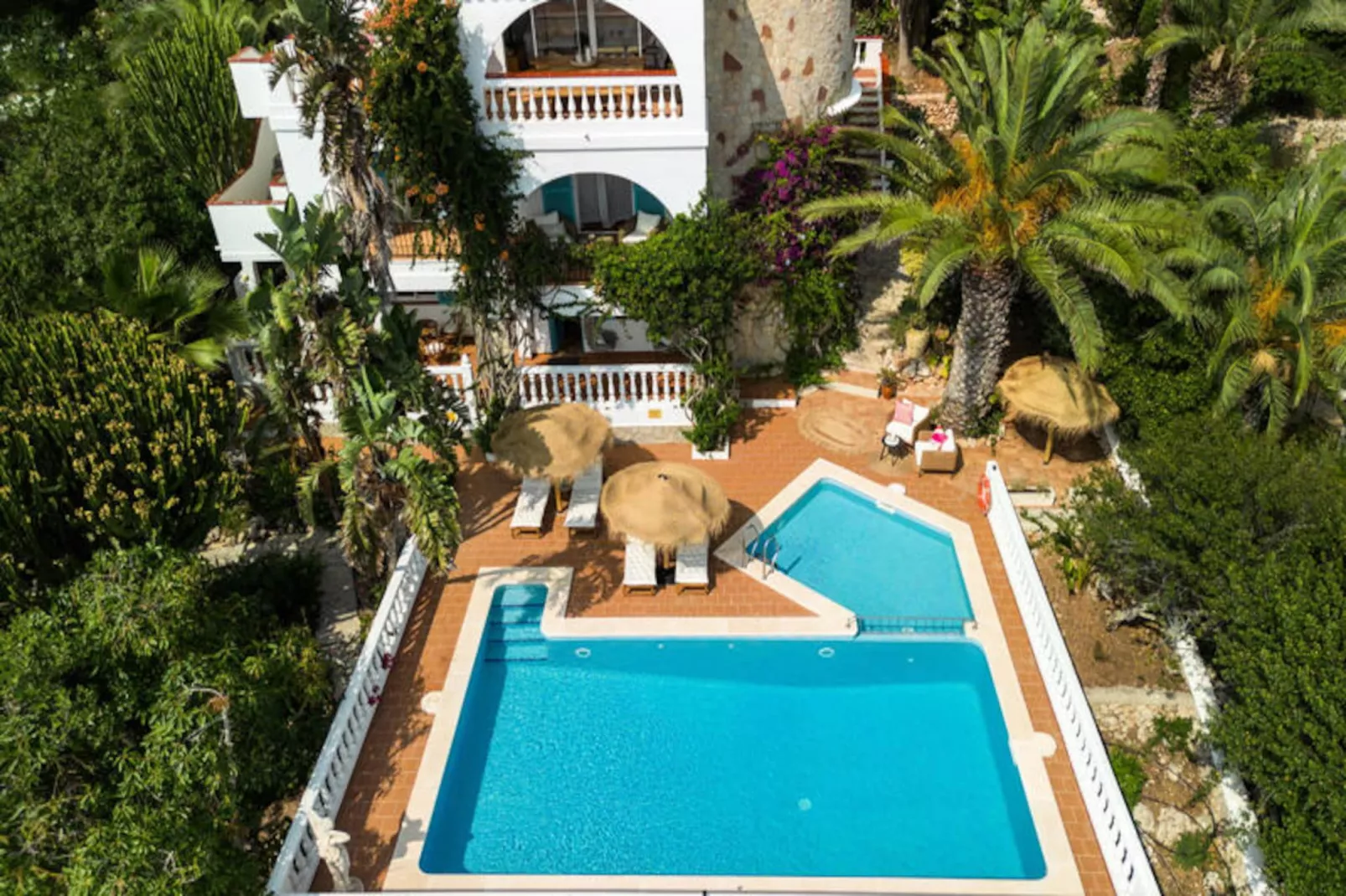 Maison à Son Bou-Image-tags.