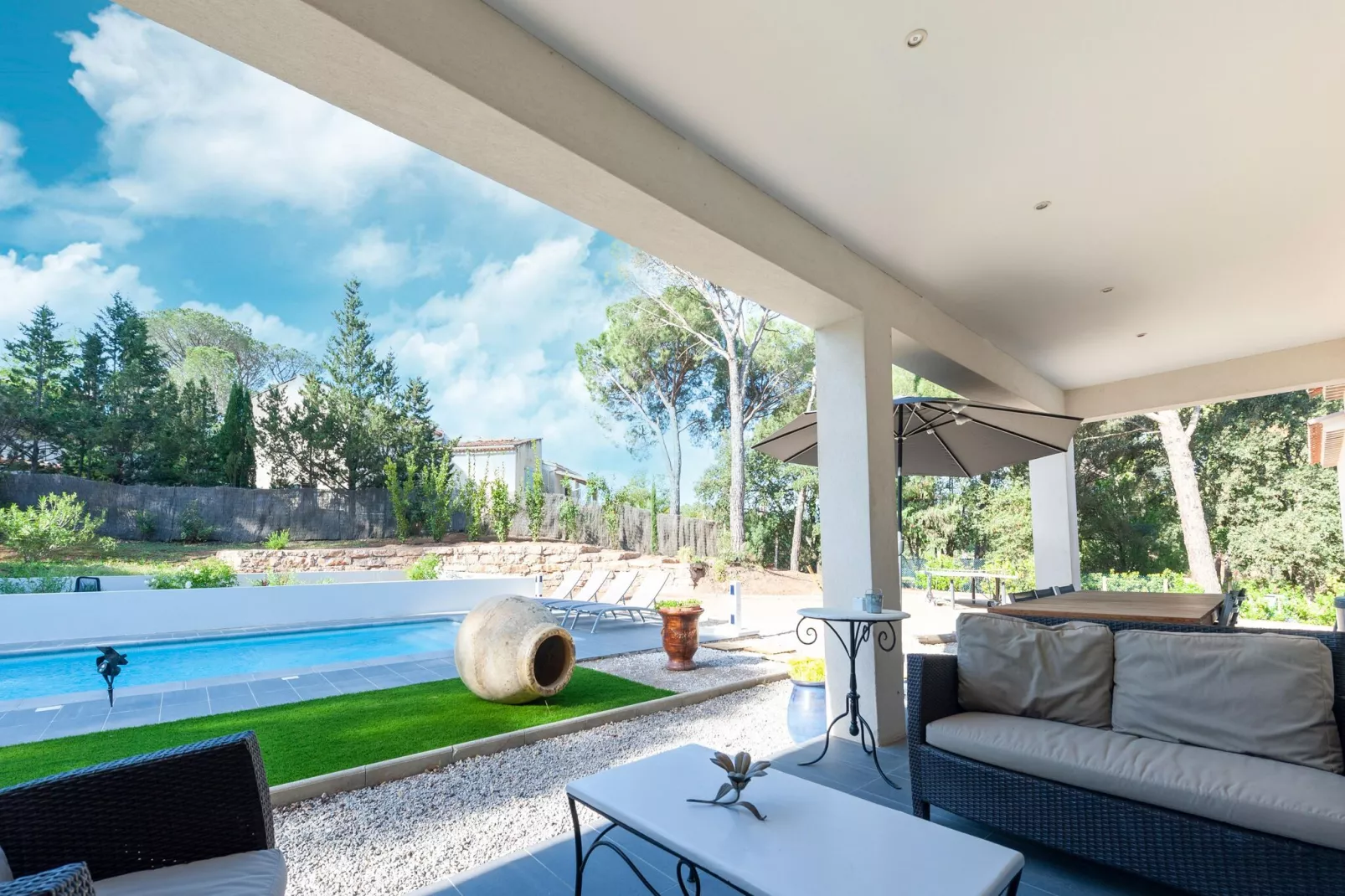 Le Rey-Terrace balcony
