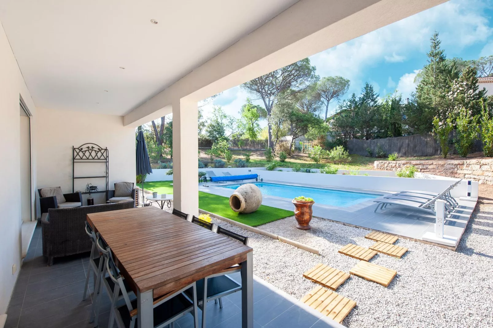 Le Rey-Terrace balcony