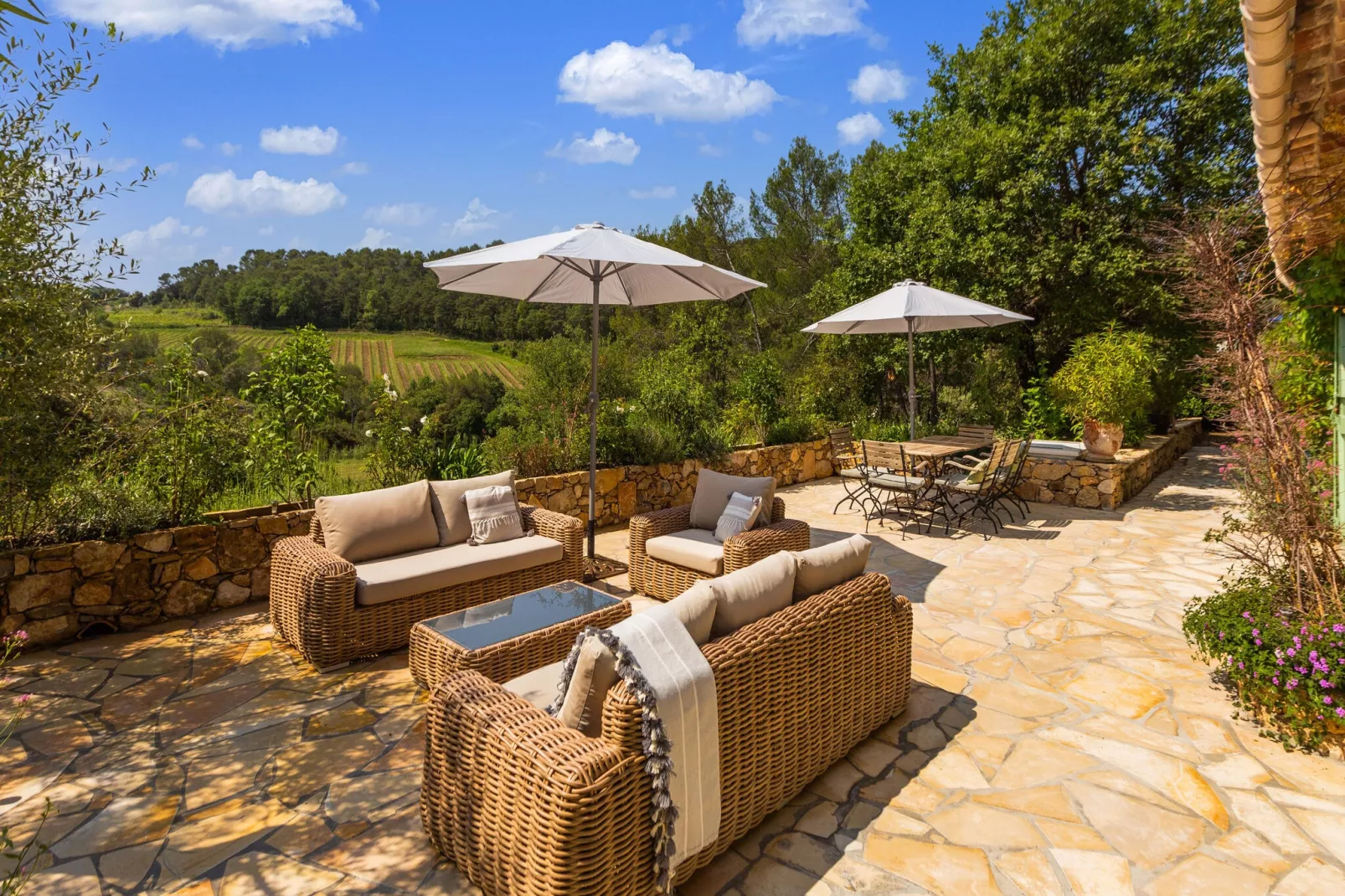 Bergerie Caseneuve-View summer