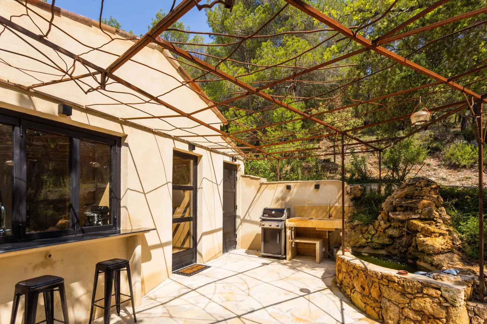Bergerie Caseneuve-Exterior summer