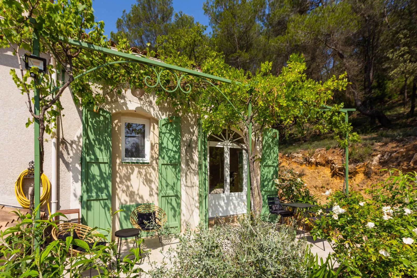 Bergerie Caseneuve-Exterior summer