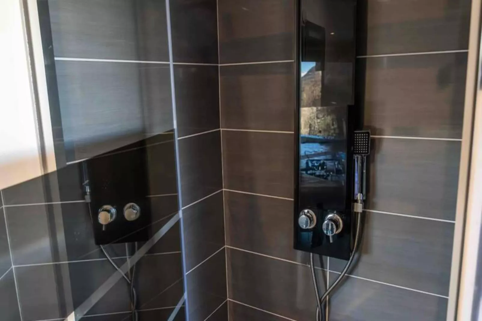 Résidence Pramouton-Salle de bain