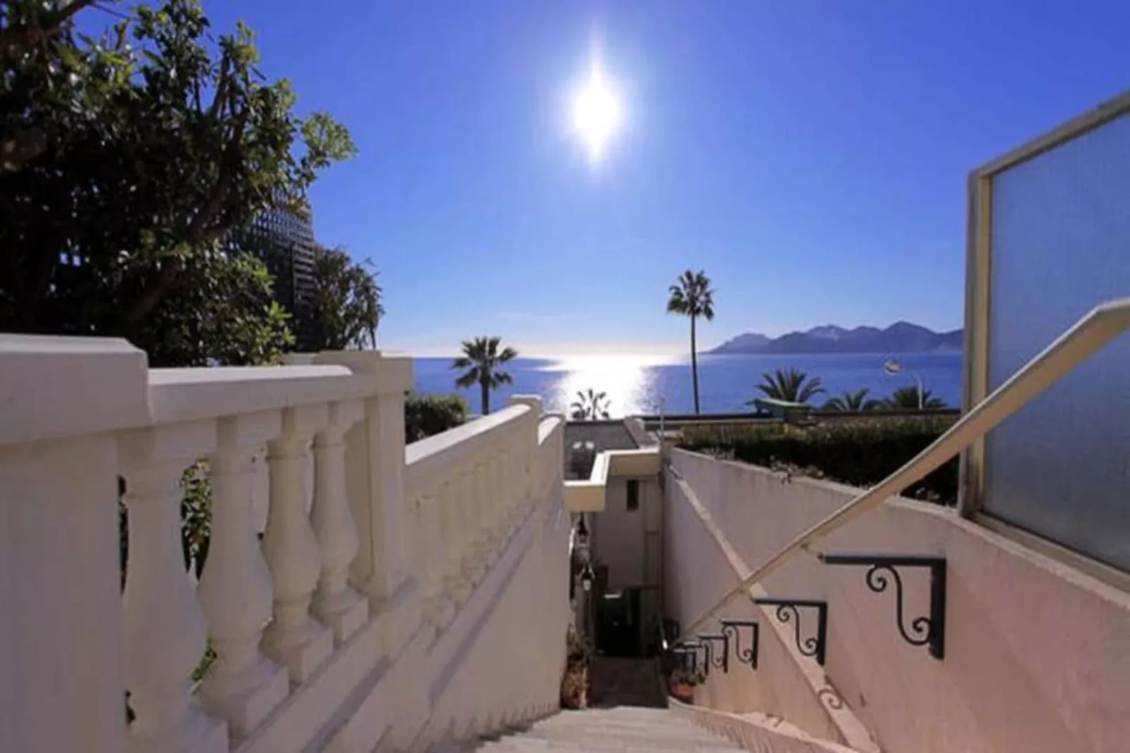 Résidence Appartement 145 M2 Face &agrave; La Mer / Acc&egrave;s Priv&eacute; &agrave; La Mer-Exterior in summer