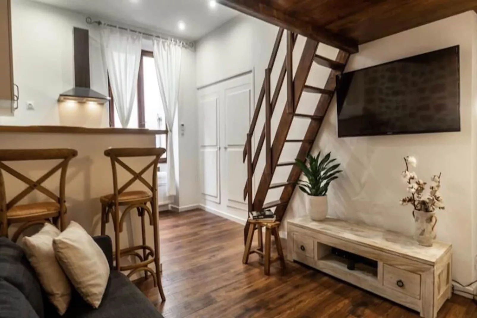 Joli Studio Climatisé - Vieil Antibes-Image-tags.