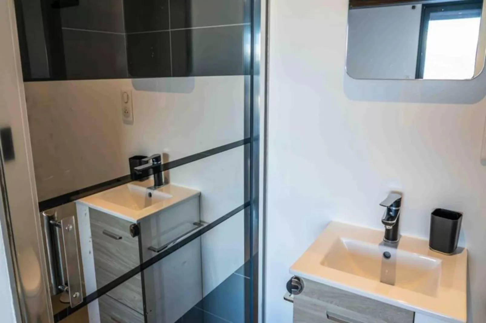 Résidence Pramouton-Salle de bain