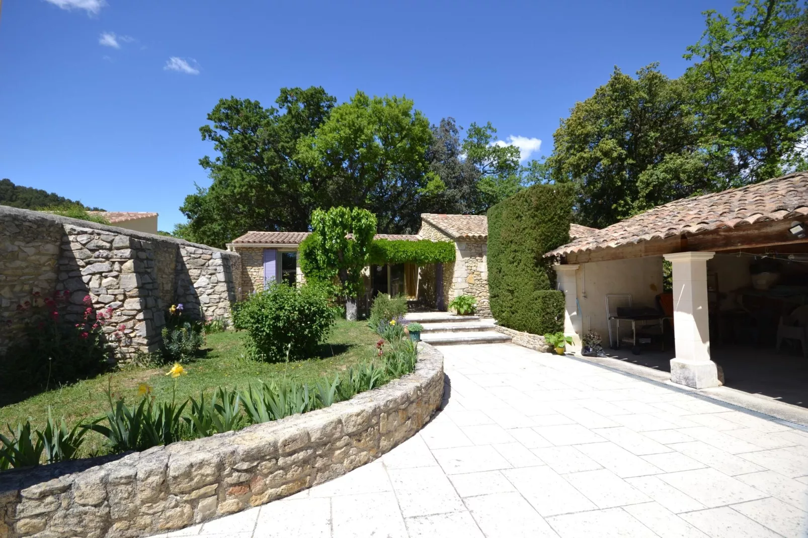 Petite maison-Exterior summer