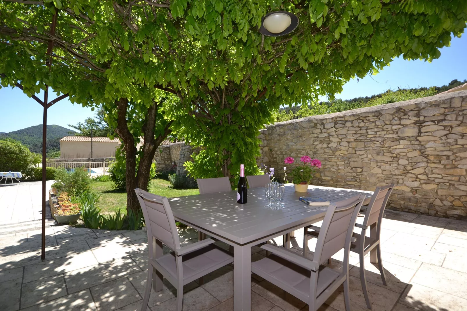 Petite maison-Exterior summer