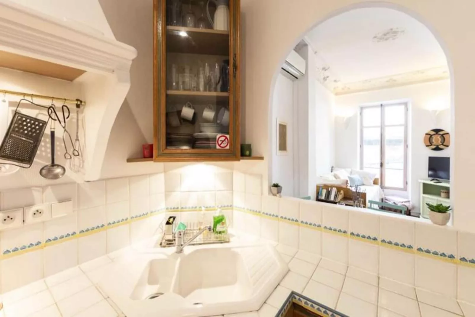 Résidence Bnb Renting Grand Studio Au C&oelig;ur De Cannes, Quartier De La Vieille Ville !-Exterior in summer