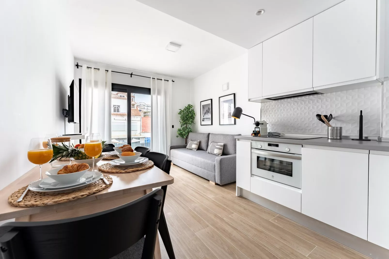 CT 326 - Faro's Fuengirola Prime Location - Boutique Apartment-Dining room