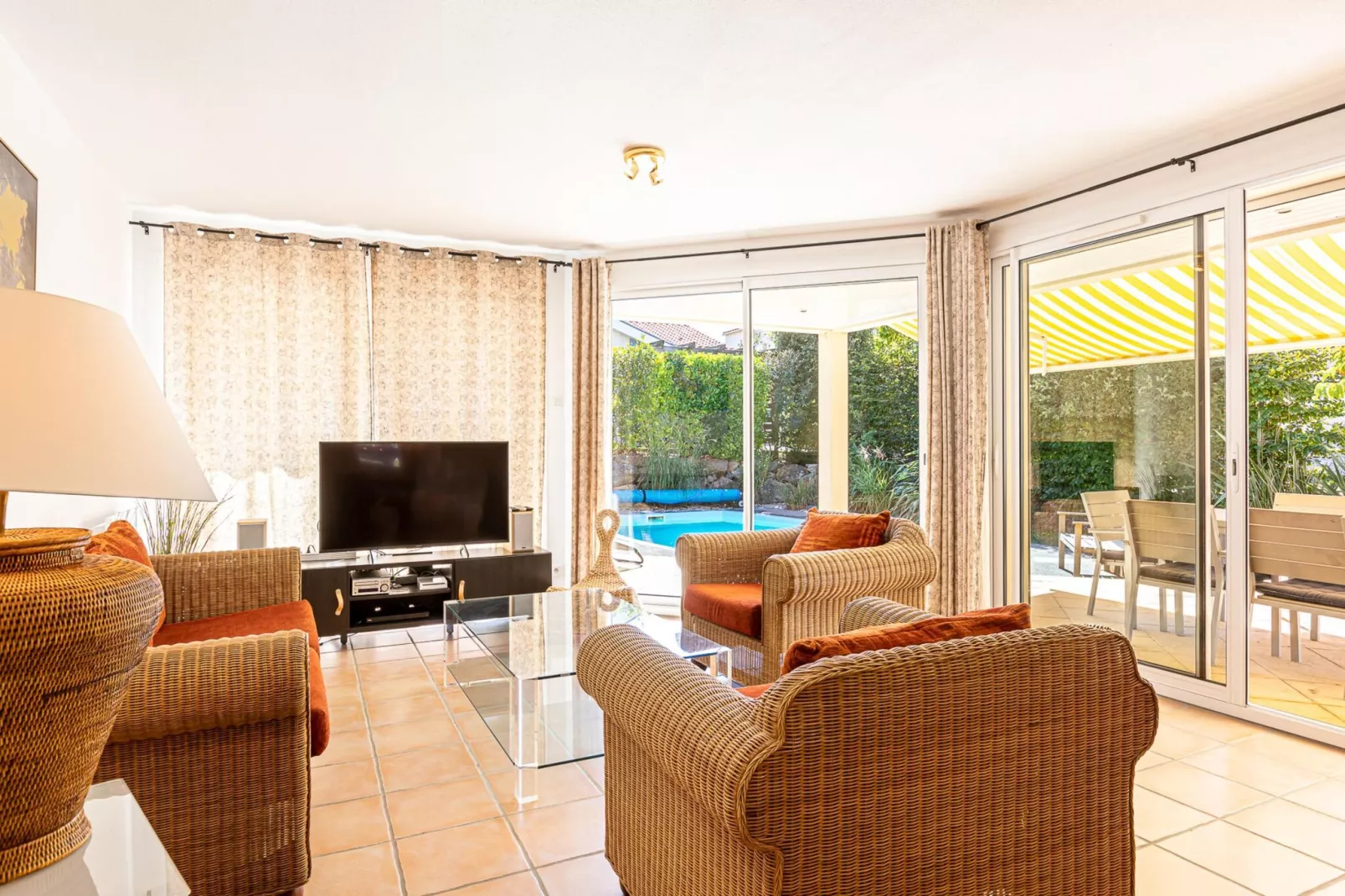 Sophora 6 with pool-Living room