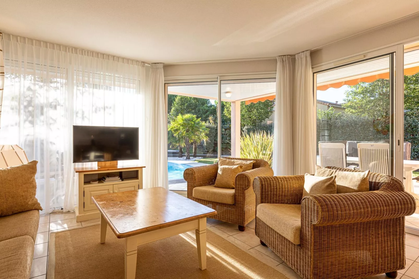 Acacia 6 with pool-Living room