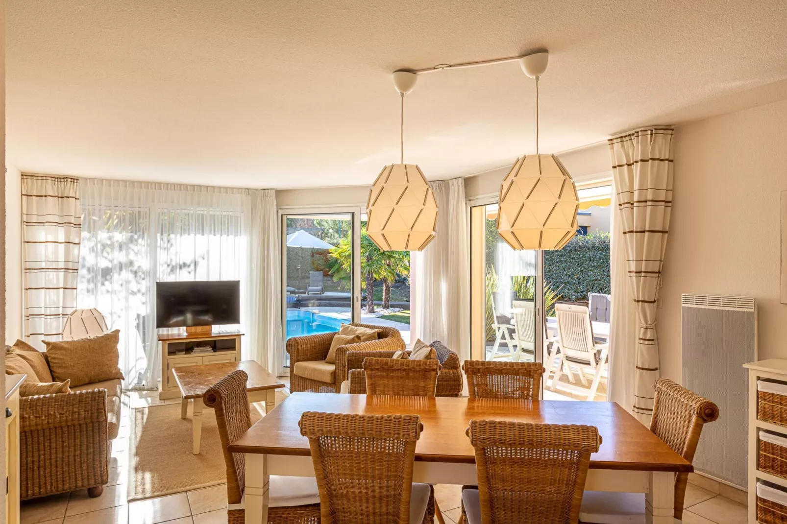Acacia 6 with pool-Living room