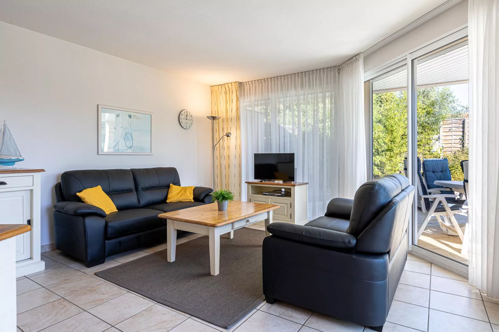 Acacia 6 with pool-Living room