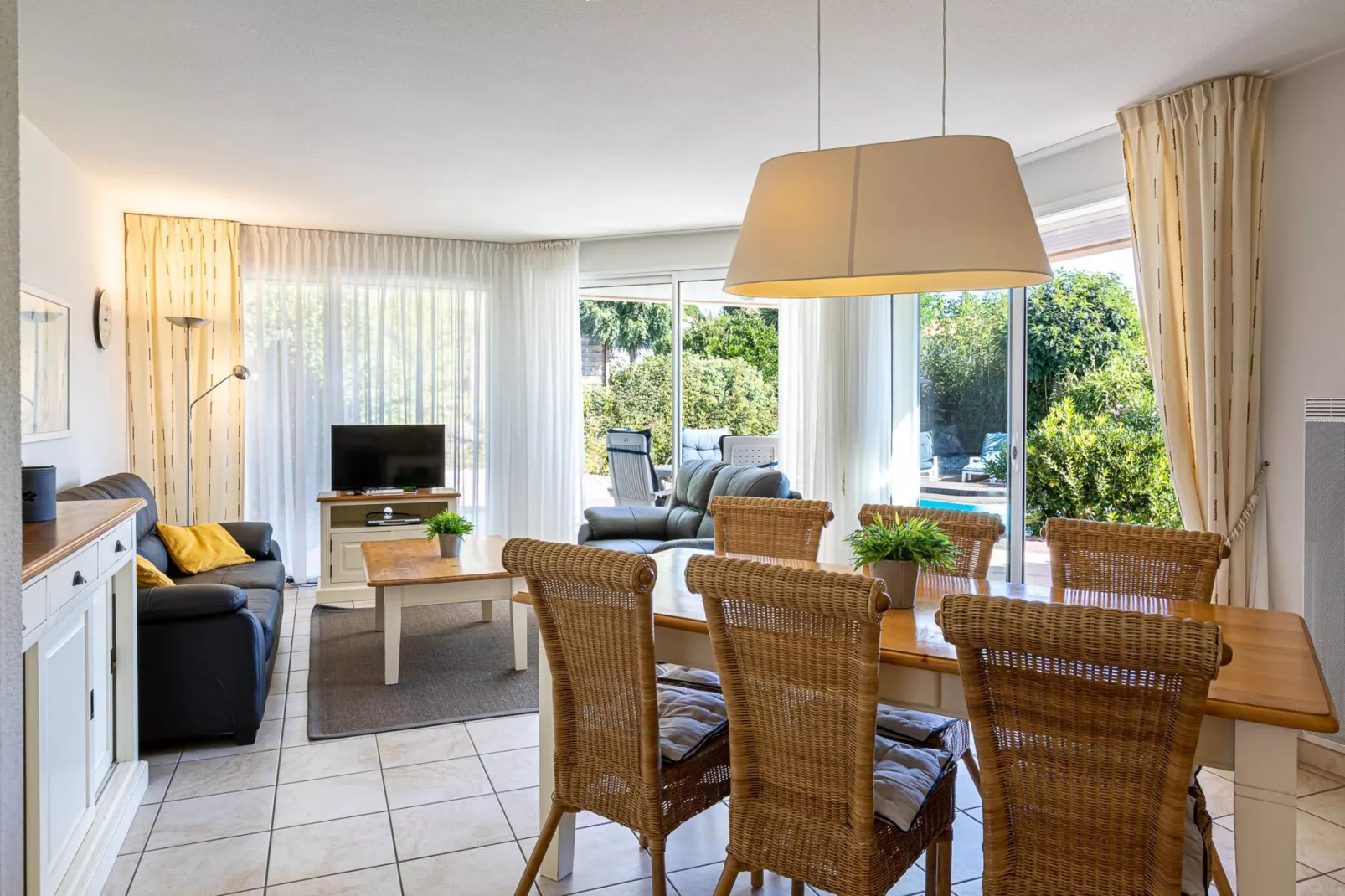 Acacia 6 with pool-Living room