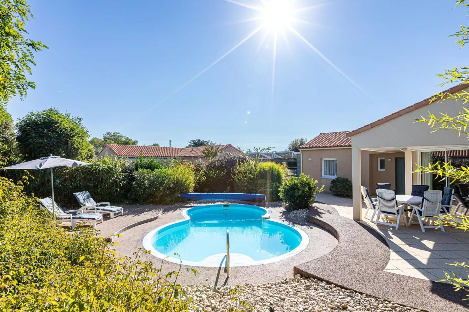 Acacia 6 with pool-Gardens summer