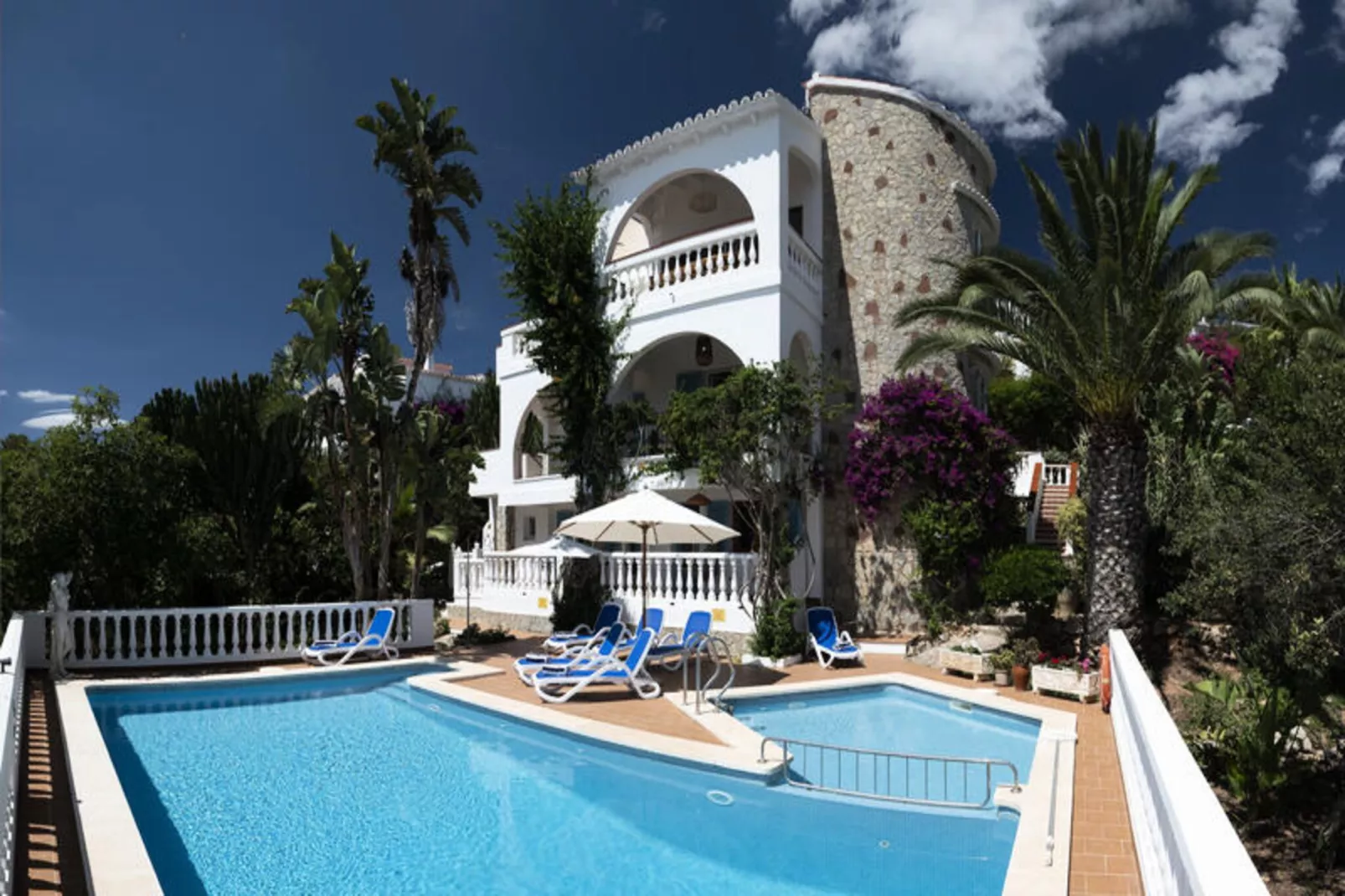 Maison à Son Bou-Image-tags.