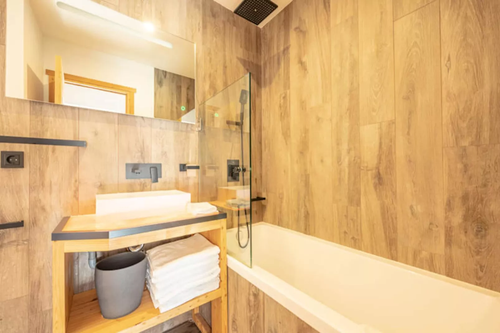 Chalet Lumiere-Image-tags.