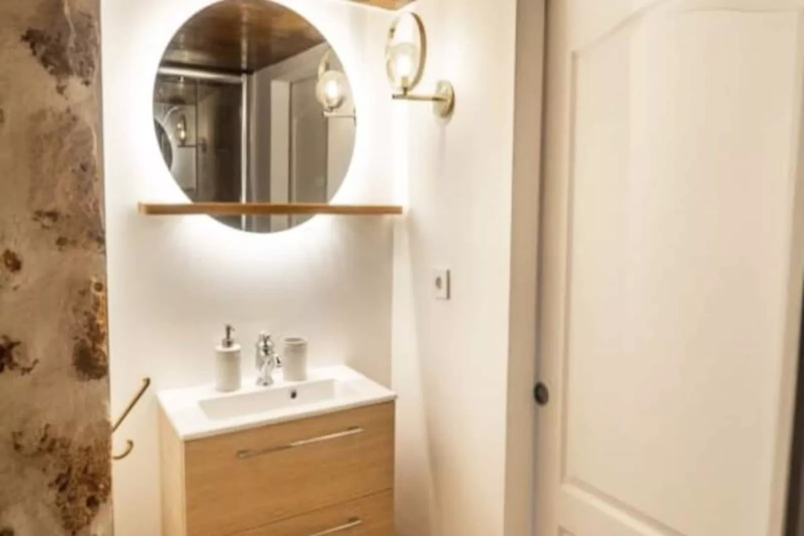 Joli Studio Climatisé - Vieil Antibes-Image-tags.