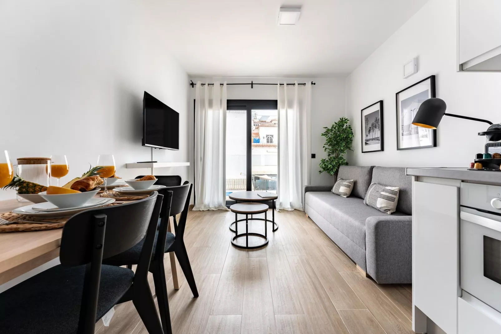 CT 326 - Faro's Fuengirola Prime Location - Boutique Apartment-Dining room