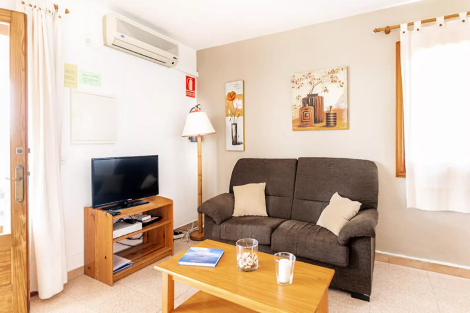 Maison à Son Bou-Image-tags.