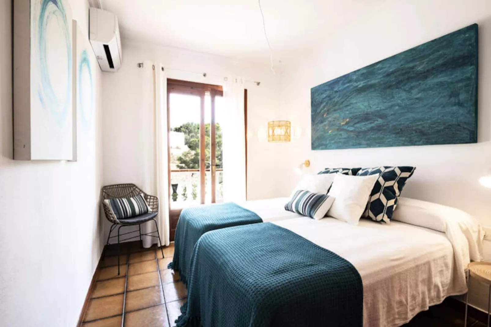 Maison à Son Bou-Image-tags.