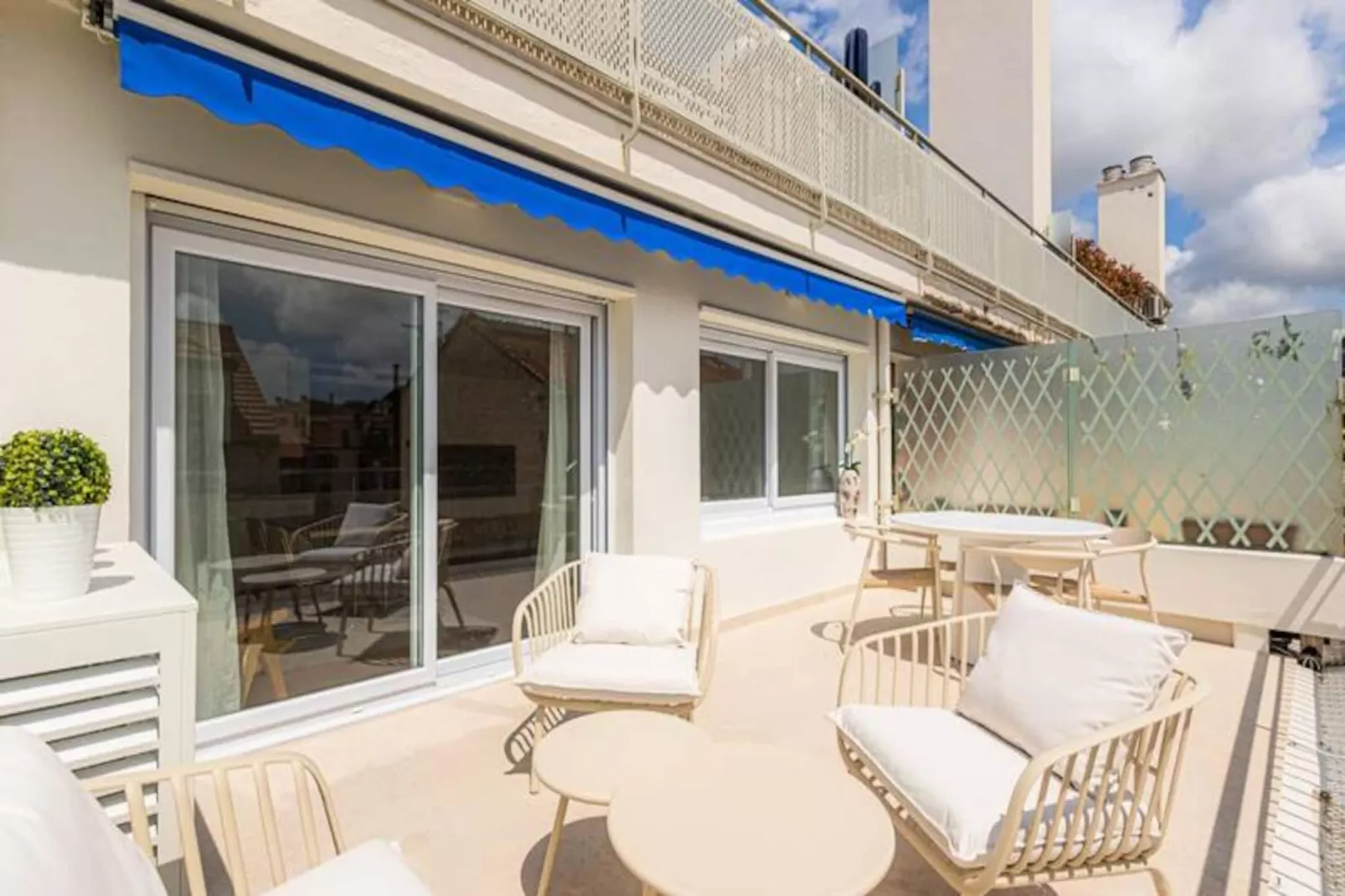 Sublime Fully Renovated 2 Bedroom Apartment In Center Of Cannes-Image-tags.