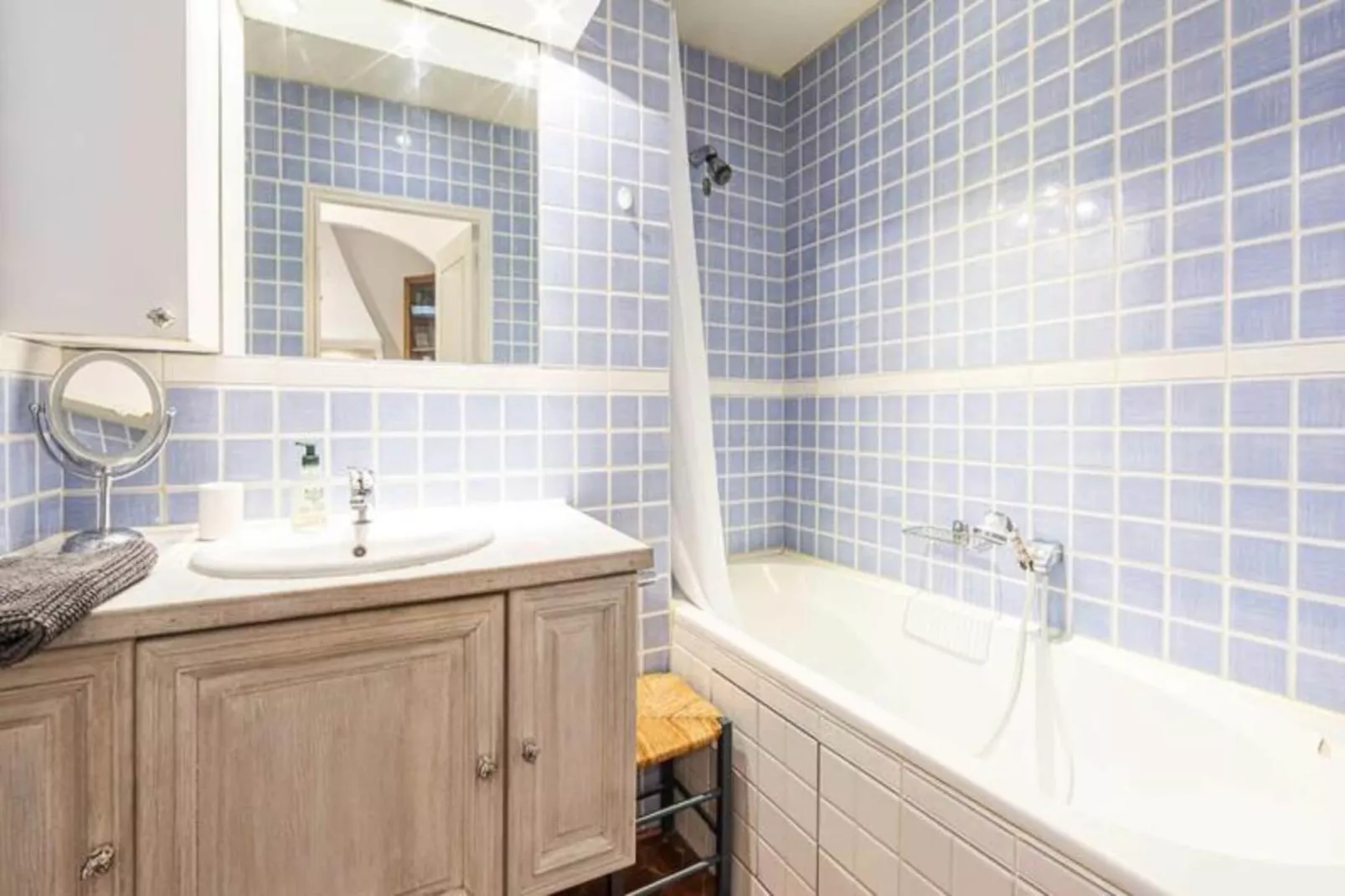 Résidence Bnb Renting Grand Studio Au C&oelig;ur De Cannes, Quartier De La Vieille Ville !-Exterior in summer