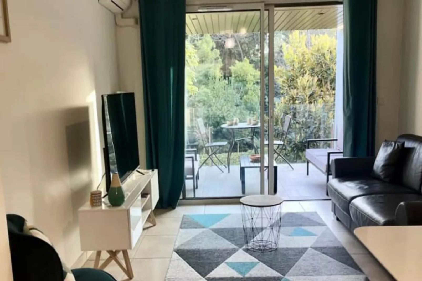 Résidence Bnb Renting Beau  2 Pi&egrave;ces Dans Un Immeuble Neuf Avec Piscine Avec Parking-Salon