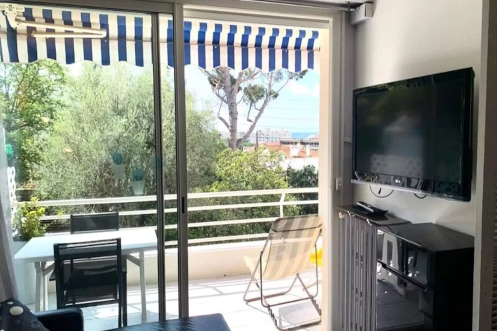 Résidence Studio De 35m² Très Proche De La Croisette-Image-tags.